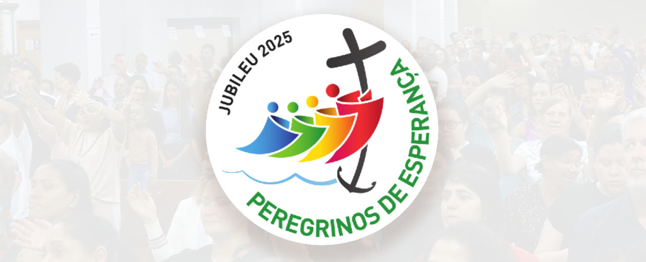 Logotipo do Ano Jubilar 2025, representado por pessoas estilizadas como bandeiras coloridas, uma atras da outra, seguindo um lider que carrega uma cruz. 
